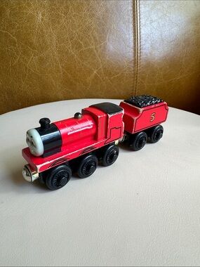 Thomas & Friends - James (Gold Magnet)